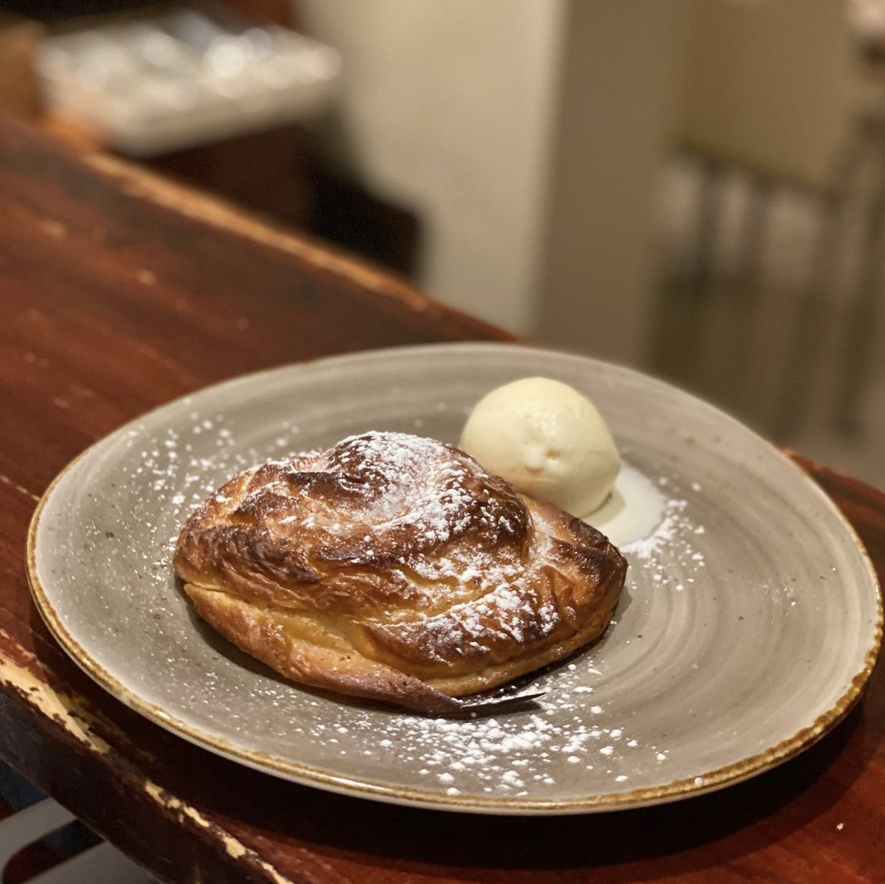 ¬ Ensaimada a la brasa con helado de vainilla.